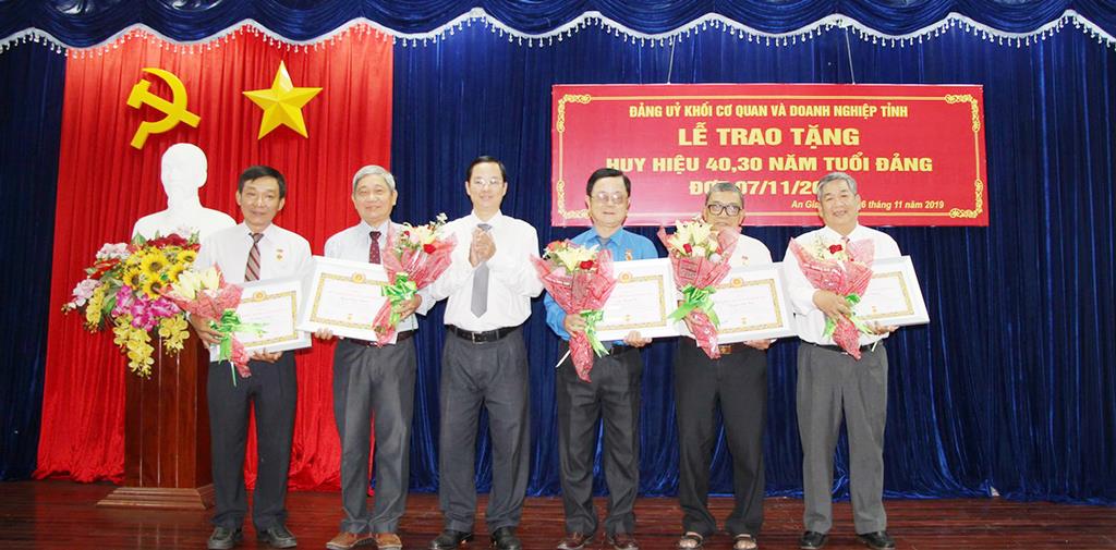 Trao Huy hiệu Đảng cho đảng viên