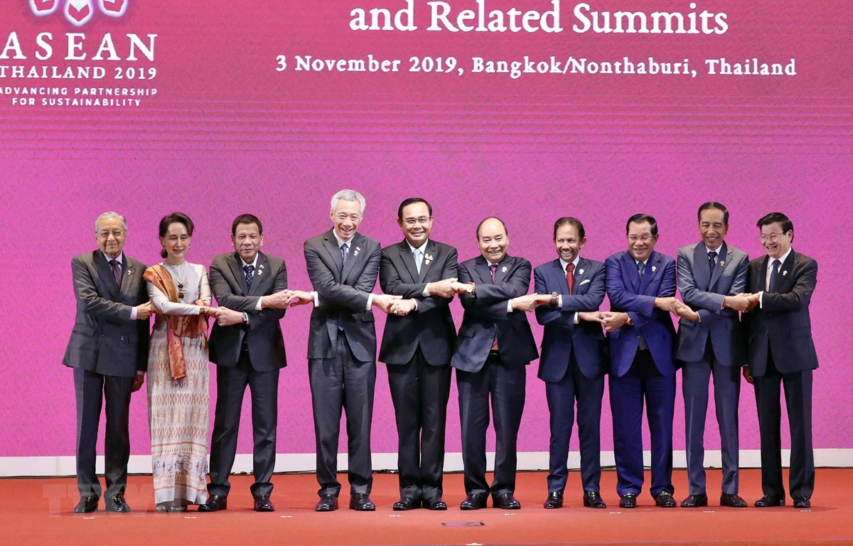 ''Việt Nam sẽ đánh dấu bước tiến về vai trò của mình vào 2020'' Thủ tướng Nguyễn Xuân Phúc và các Trưởng đoàn tại Lễ khai mạc Hội nghị Cấp cao ASEAN lần thứ 35. (Ảnh: Thống Nhất/TTXVN)
