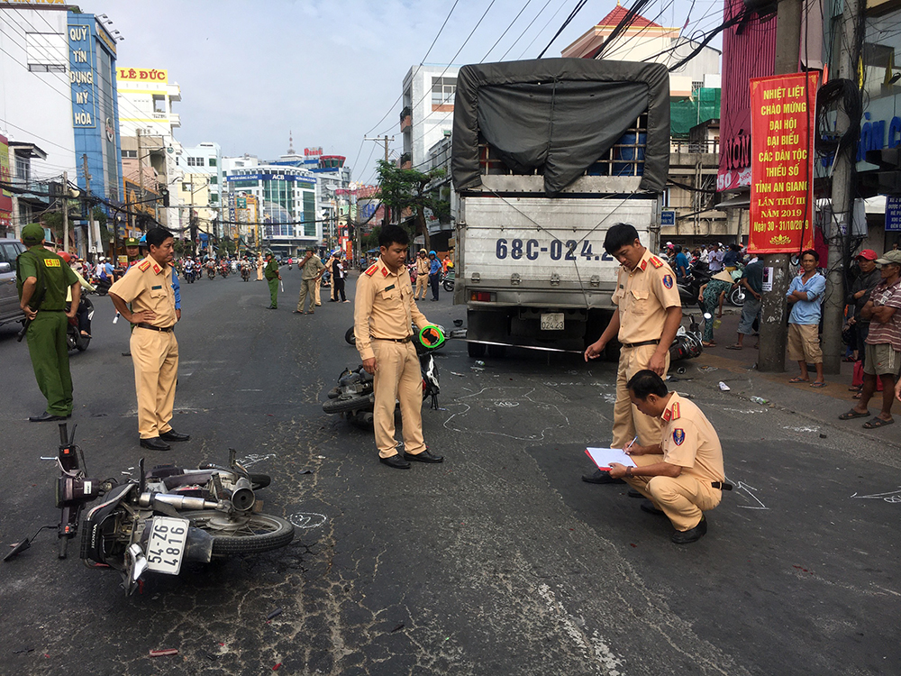 Lại xảy ra tai nạn giao thông khi chờ đèn đỏ Lại xảy ra vụ tai nạn khi chờ đèn đỏ
