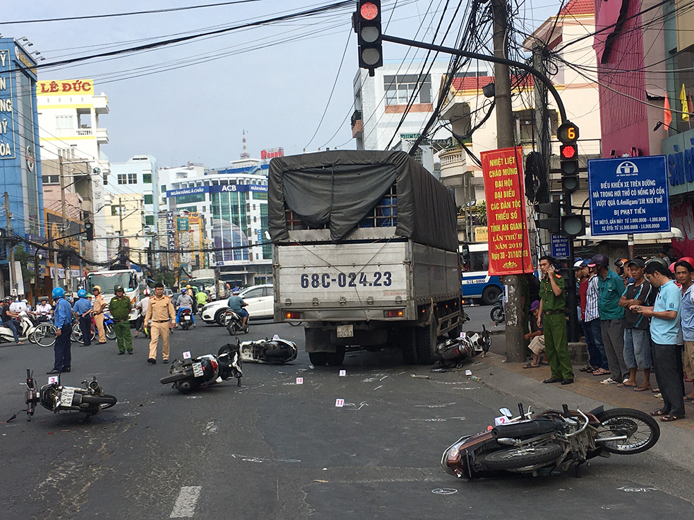 Lại xảy ra tai nạn giao thông khi chờ đèn đỏ Lại xảy ra vụ tai nạn khi chờ đèn đỏ