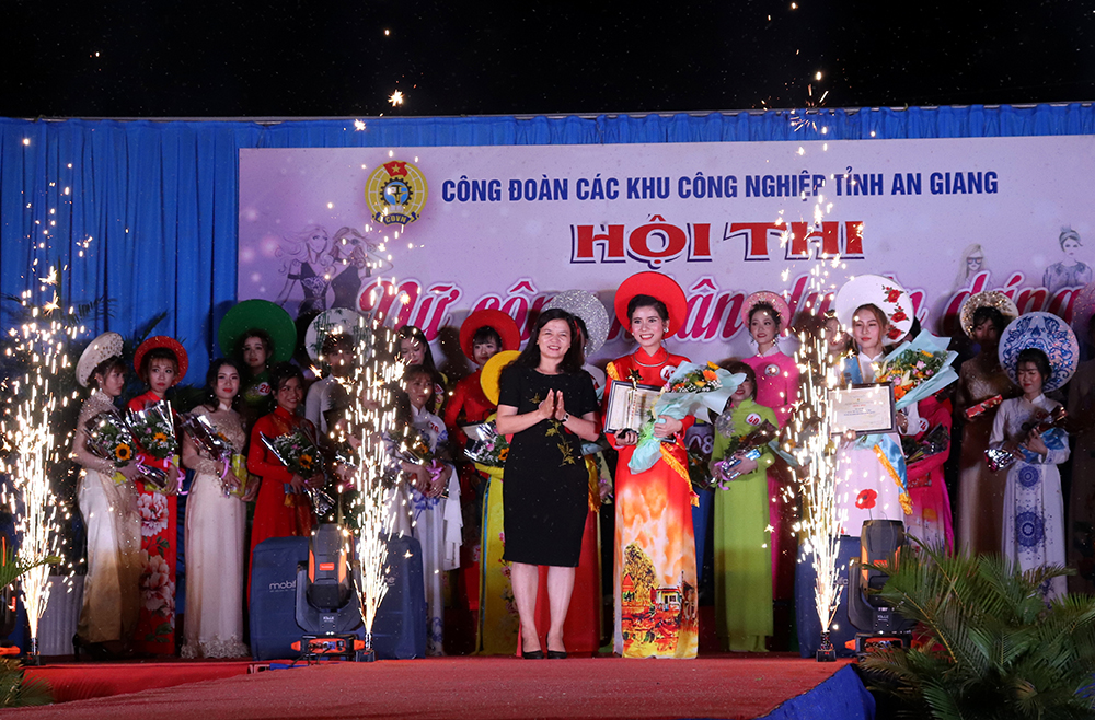 Thí sinh Trần Thị Bảo Trang đoạt giải nhất Hội thi “Nữ công nhân duyên dáng” Thí sinh Trần Thị Bảo Trang đoạt giải nhất Hội thi “Nữ công nhân duyên dáng”