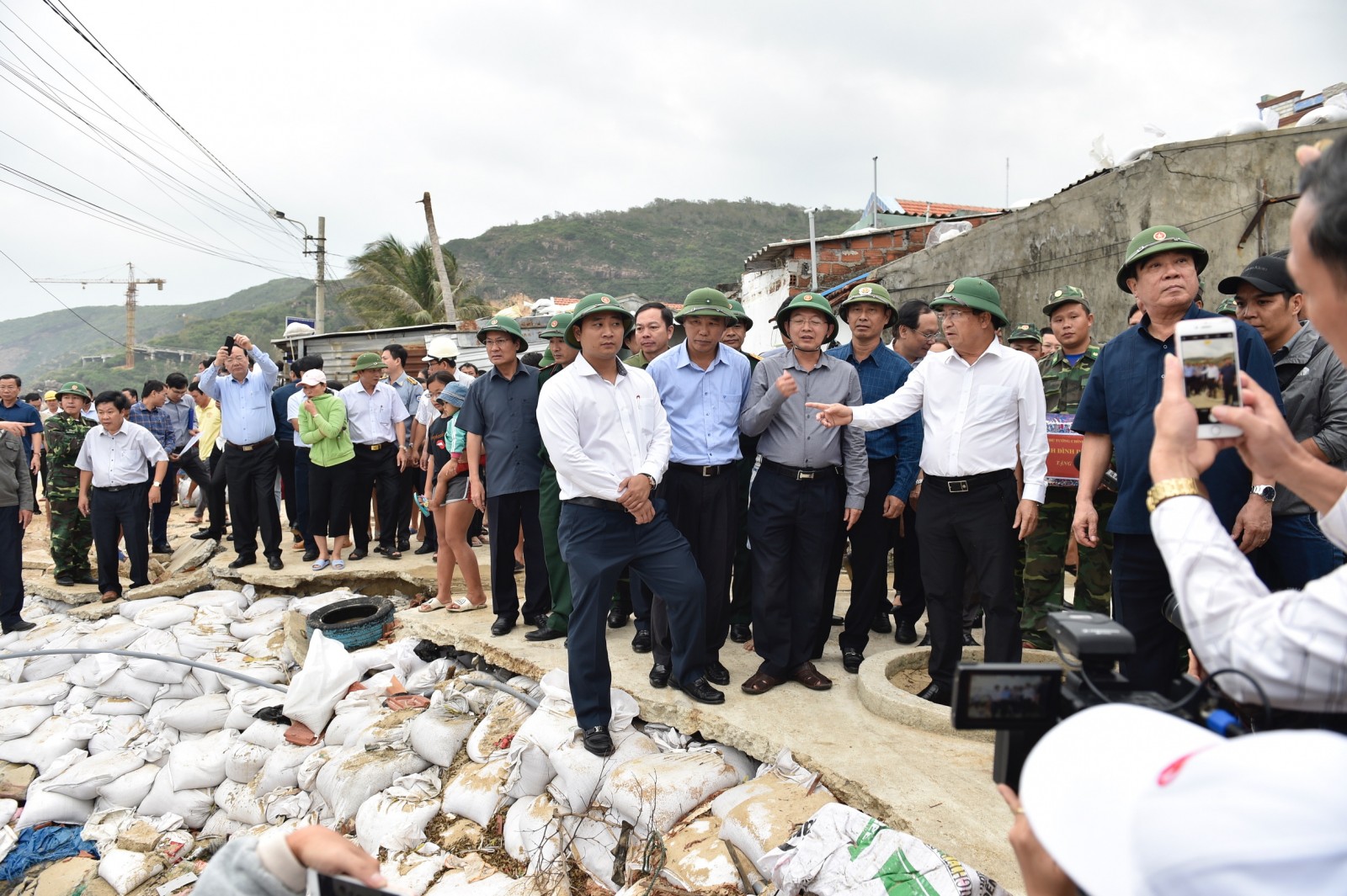Phó Thủ tướng Trịnh Đình Dũng kiểm tra công tác ứng phó bão