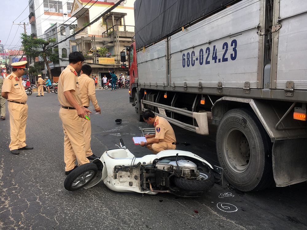 Lại xảy ra tai nạn giao thông khi chờ đèn đỏ Lại xảy ra vụ tai nạn khi chờ đèn đỏ