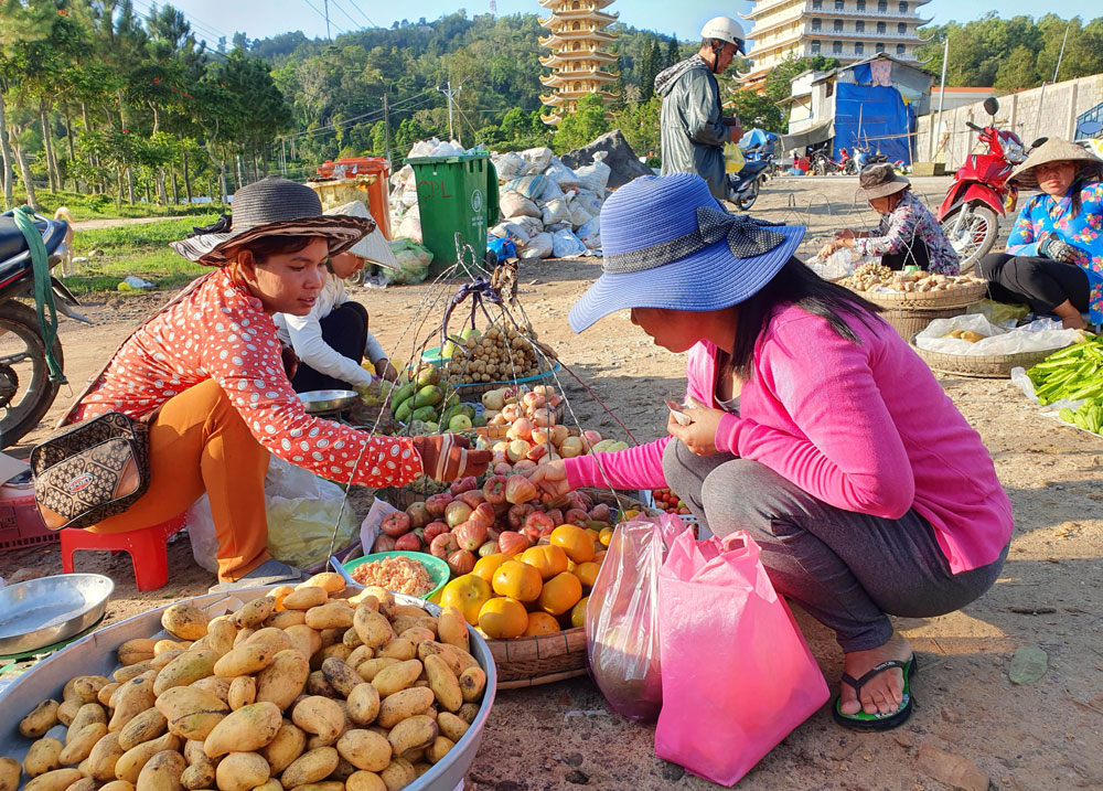 Đi chợ “chồm hổm” trên đỉnh núi Cấm