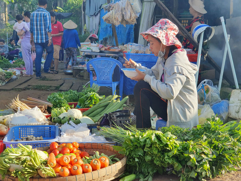 Đi chợ “chồm hổm” trên đỉnh núi Cấm
