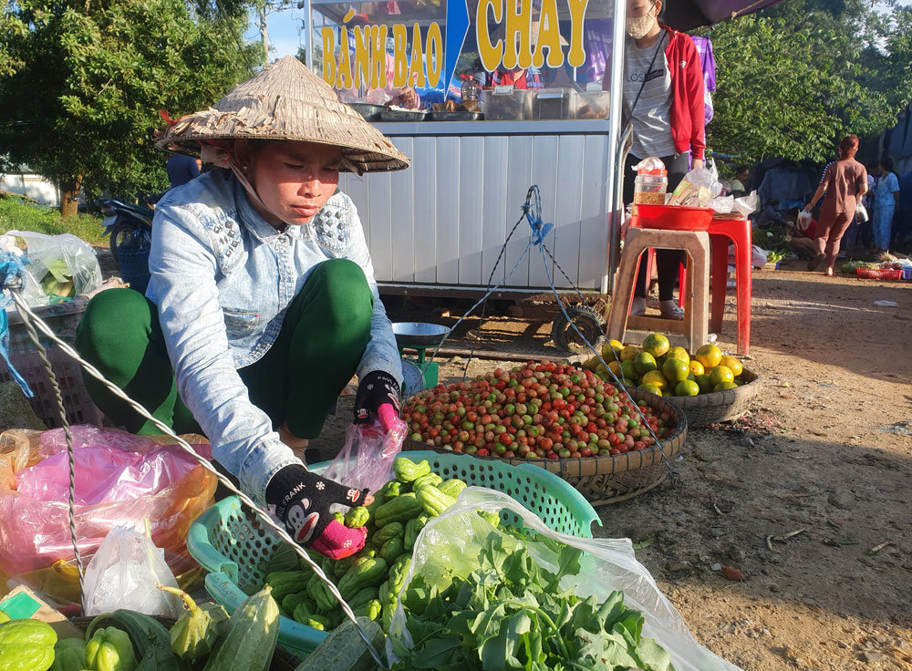 Đi chợ “chồm hổm” trên đỉnh núi Cấm
