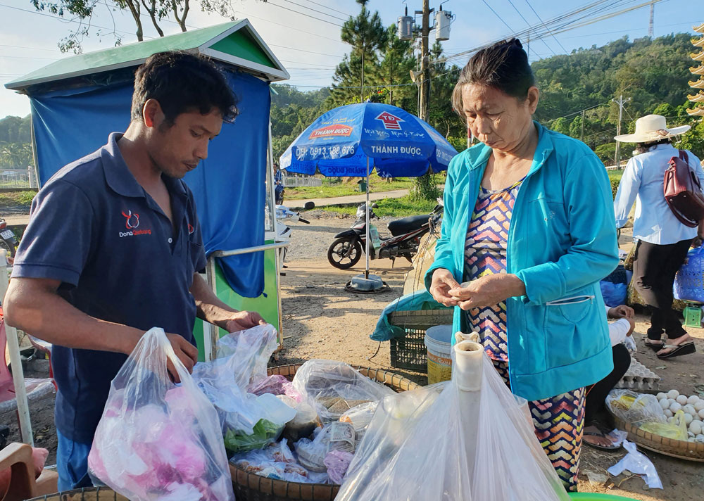Đi chợ “chồm hổm” trên đỉnh núi Cấm