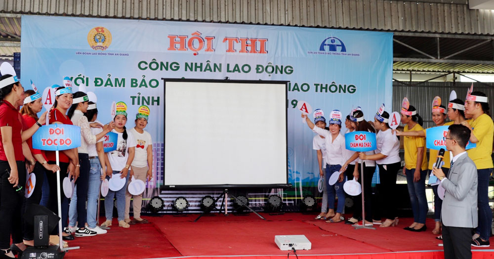 Sôi nổi Hội thi "Công nhân lao động với đảm bảo trật tự an toàn giao thông"