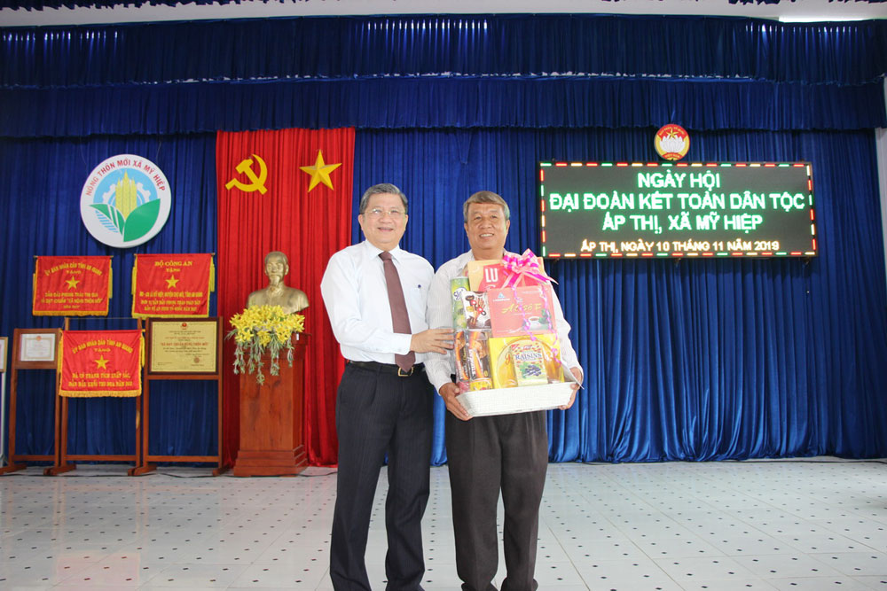 Chủ nhiệm Ủy ban Đối ngoại của Quốc hội Nguyễn Văn Giàu dự Ngày hội Đại đoàn kết ở xã Mỹ Hiệp