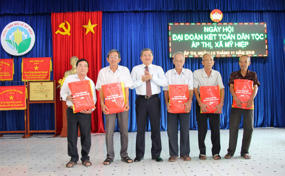 Chủ nhiệm Ủy ban Đối ngoại của Quốc hội Nguyễn Văn Giàu dự Ngày hội Đại đoàn kết ở xã Mỹ Hiệp