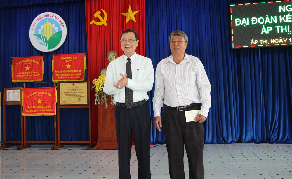 Chủ nhiệm Ủy ban Đối ngoại của Quốc hội Nguyễn Văn Giàu dự Ngày hội Đại đoàn kết ở xã Mỹ Hiệp