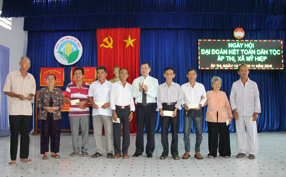 Chủ nhiệm Ủy ban Đối ngoại của Quốc hội Nguyễn Văn Giàu dự Ngày hội Đại đoàn kết ở xã Mỹ Hiệp