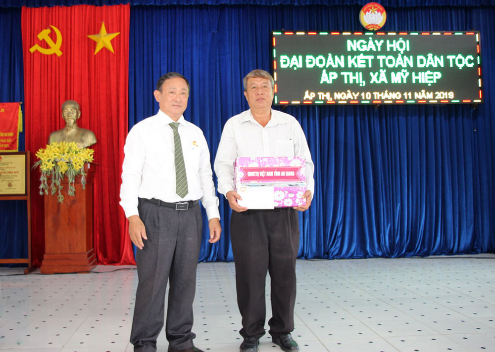Chủ nhiệm Ủy ban Đối ngoại của Quốc hội Nguyễn Văn Giàu dự Ngày hội Đại đoàn kết ở xã Mỹ Hiệp