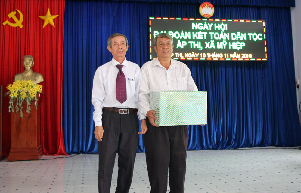 Chủ nhiệm Ủy ban Đối ngoại của Quốc hội Nguyễn Văn Giàu dự Ngày hội Đại đoàn kết ở xã Mỹ Hiệp