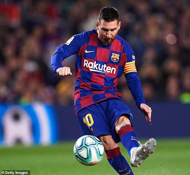Barcelona và Real tiếp tục đua song mã bằng những trận thắng vùi dập