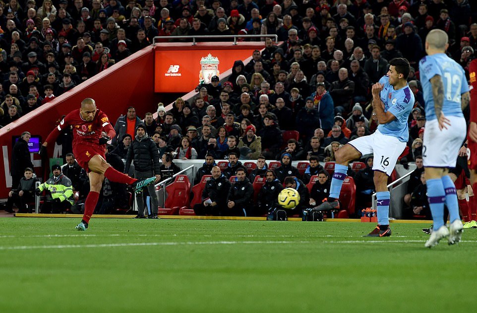 Đè bẹp Man City 3-1, Liverpool ‘cô độc’ trên đỉnh