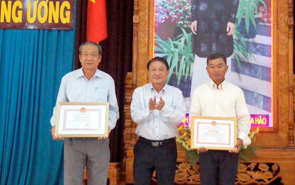 An Giang - tín đồ Phật giáo Hòa Hảo giữ gìn trật tự an toàn giao thông