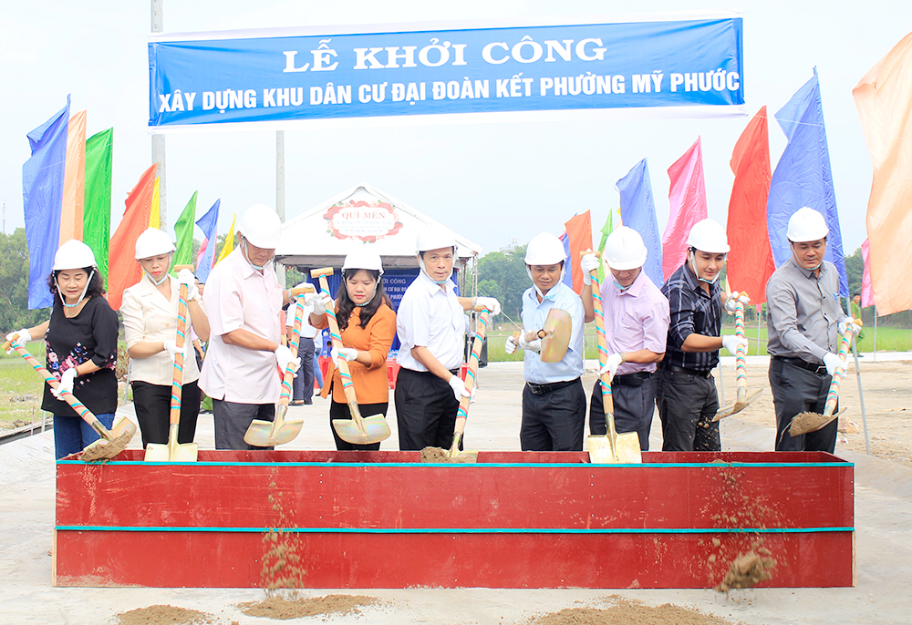Xây dựng Khu dân cư Đại đoàn kết và trao nhà cho hộ nghèo khóm Đông Thịnh 9 Xây dựng Khu dân cư Đại đoàn kết và trao nhà cho hộ nghèo khóm Đông Thịnh 9