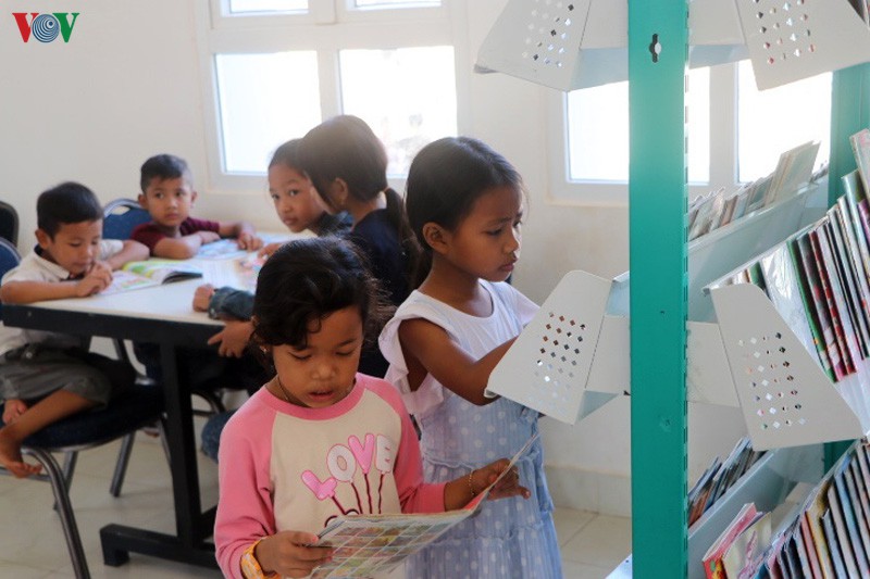 Đại sứ quán Việt Nam tặng sách cho thư viện Campuchia