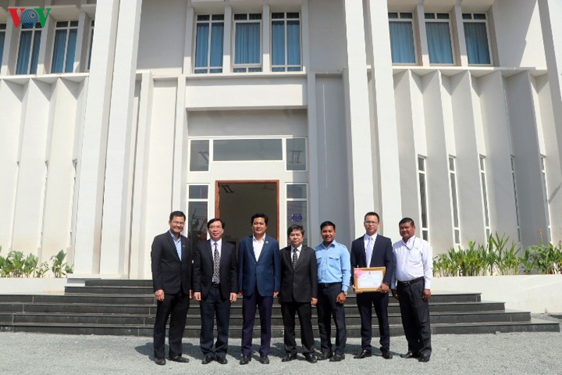 Đại sứ quán Việt Nam tặng sách cho thư viện Campuchia
