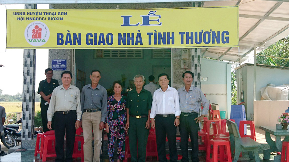 Bàn giao nhà Tình thương cho gia đình có công với nước Bàn giao nhà Tình thương cho gia đình có công với nước