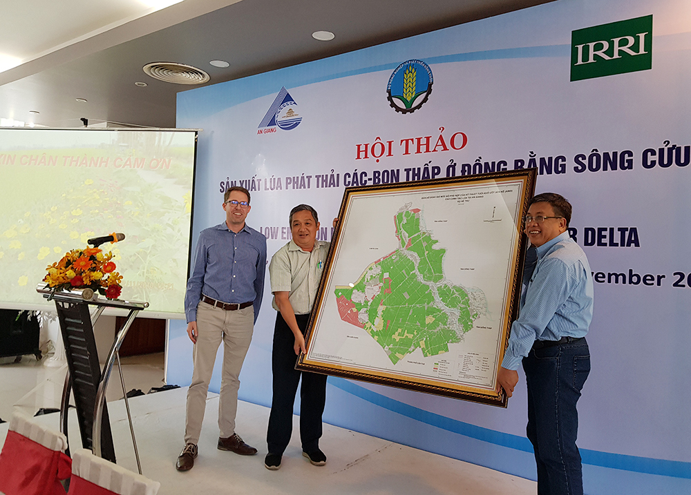 Bàn giao bản đồ tưới ngập khô xen kẽ cho An Giang Bàn giao bản đồ tưới ngập khô xen kẽ cho An Giang