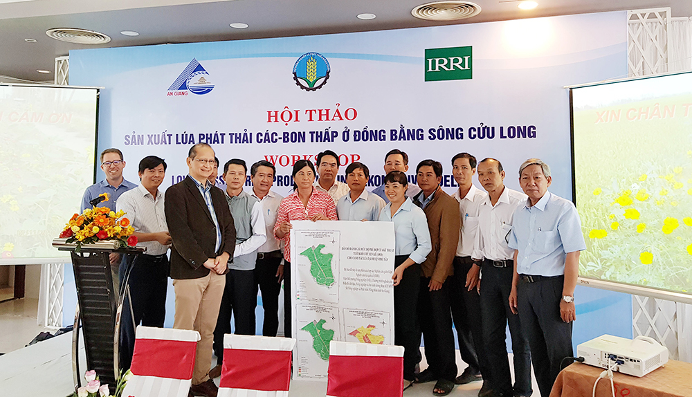 Bàn giao bản đồ tưới ngập khô xen kẽ cho An Giang Bàn giao bản đồ tưới ngập khô xen kẽ cho An Giang