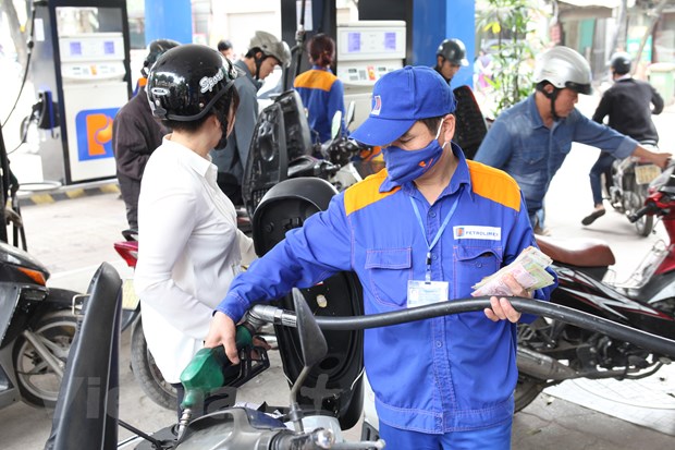 Giá xăng RON95-III tăng 351 đồng mỗi lít kể từ chiều ngày 15-11