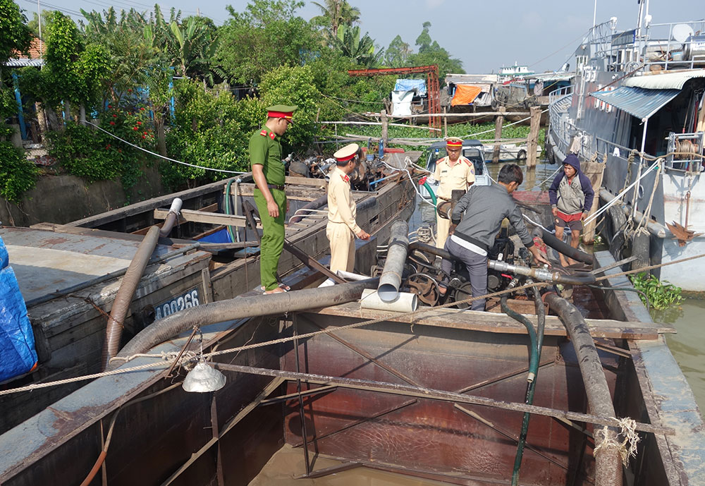 Khai thác cát trái phép ban đêm bị bắt quả tang