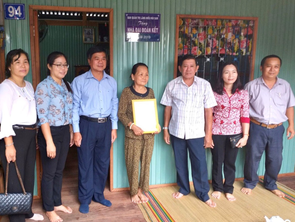 TP. Châu Đốc bàn giao 56 căn nhà Đại đoàn kết cho các hộ nghèo