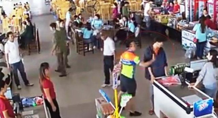 Thượng úy tát nhân viên bán hàng bị cho xuất ngũ