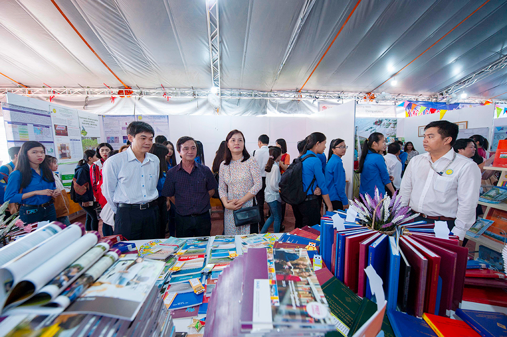 Khai mạc triển lãm thành tựu 20 năm xây dựng và phát triển Trường Đại học An Giang Khai mạc triển lãm thành tựu 20 năm xây dựng và phát triển Trường Đại học An Giang
