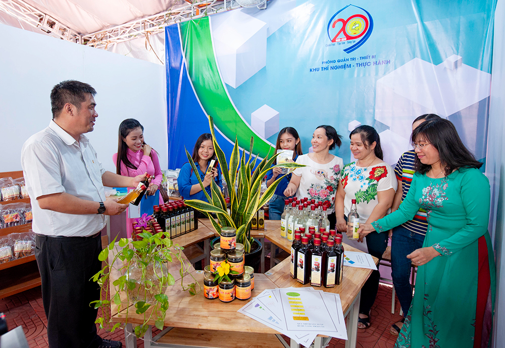 Khai mạc triển lãm thành tựu 20 năm xây dựng và phát triển Trường Đại học An Giang Khai mạc triển lãm thành tựu 20 năm xây dựng và phát triển Trường Đại học An Giang