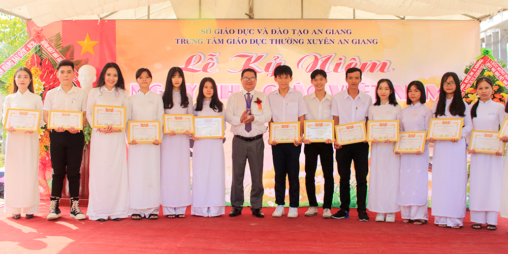 Trung tâm Giáo dục thường xuyên An Giang: Họp mặt kỷ niệm ngày Nhà giáo Việt Nam Trung tâm Giáo dục thường xuyên An Giang: Họp mặt kỷ niệm ngày Nhà giáo Việt Nam