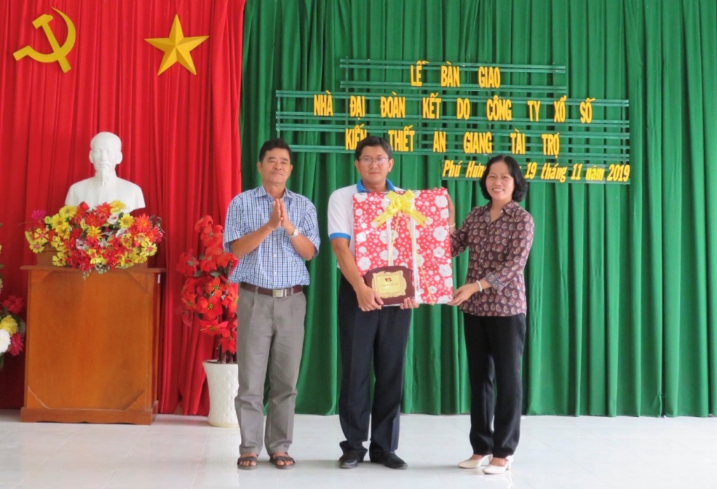 Trao 43 căn nhà Đại đoàn kết cho hộ nghèo Phú Tân