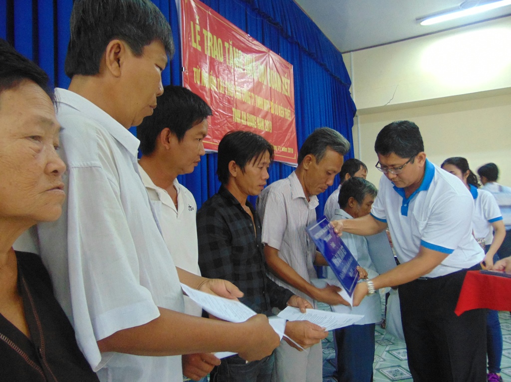 Trao 43 căn nhà Đại đoàn kết cho hộ nghèo Phú Tân
