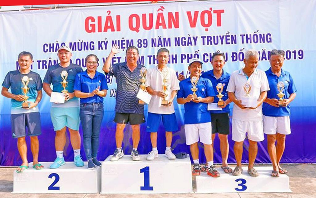 Khi quần vợt kết nối mọi người