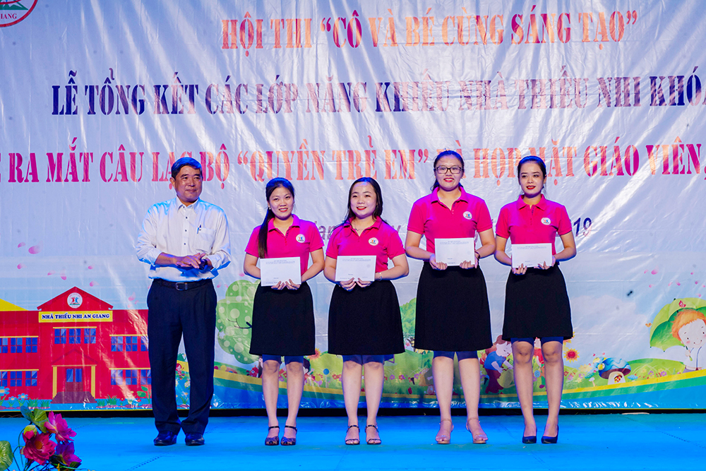 Trao thưởng Hội thi “Cô và bé cùng sáng tạo”
