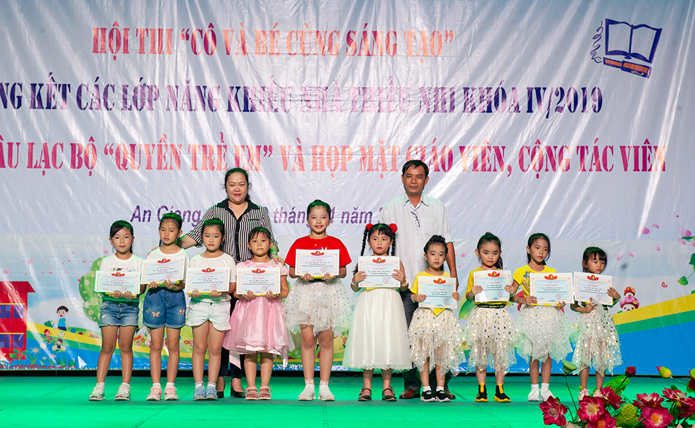 Trao thưởng Hội thi “Cô và bé cùng sáng tạo”