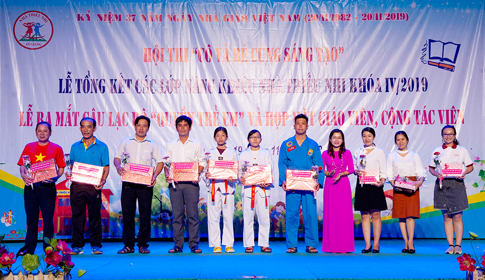 Trao thưởng Hội thi “Cô và bé cùng sáng tạo”
