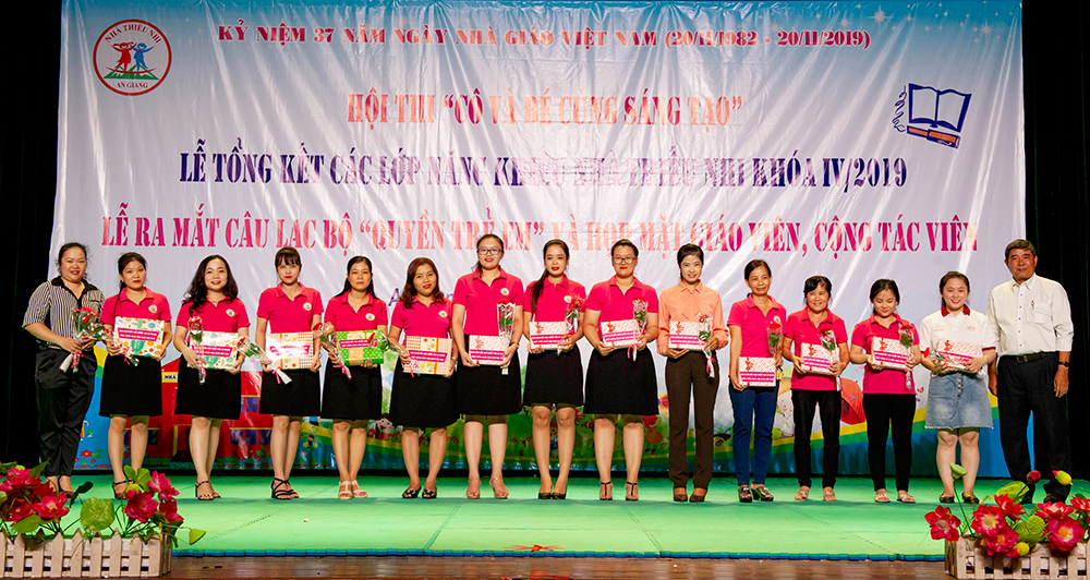 Trao thưởng Hội thi “Cô và bé cùng sáng tạo”