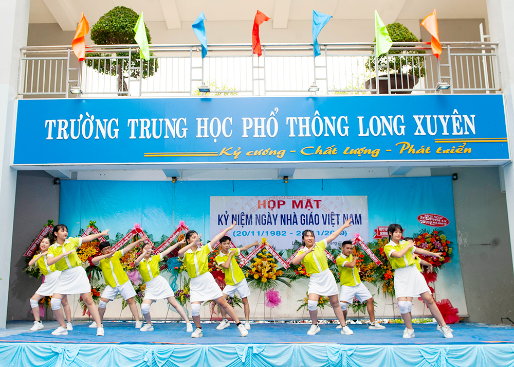 Trường THPT Long Xuyên kỷ niệm ngày Nhà giáo Việt Nam 20-11 và 44 năm thành lập Trường THPT Long Xuyên kỷ niệm ngày Nhà giáo Việt Nam 20-11 và 44 năm thành lập