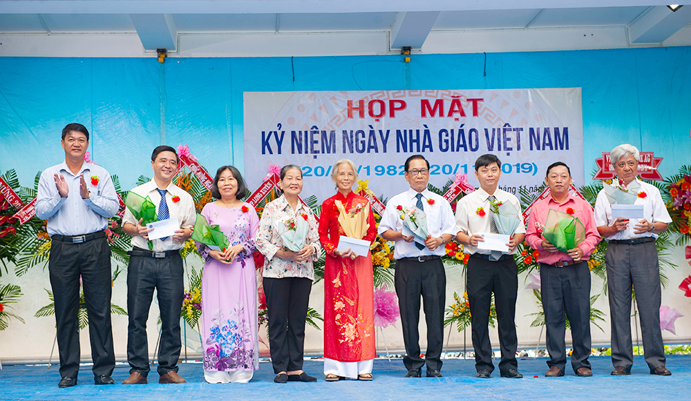 Trường THPT Long Xuyên kỷ niệm ngày Nhà giáo Việt Nam 20-11 và 44 năm thành lập Trường THPT Long Xuyên kỷ niệm ngày Nhà giáo Việt Nam 20-11 và 44 năm thành lập