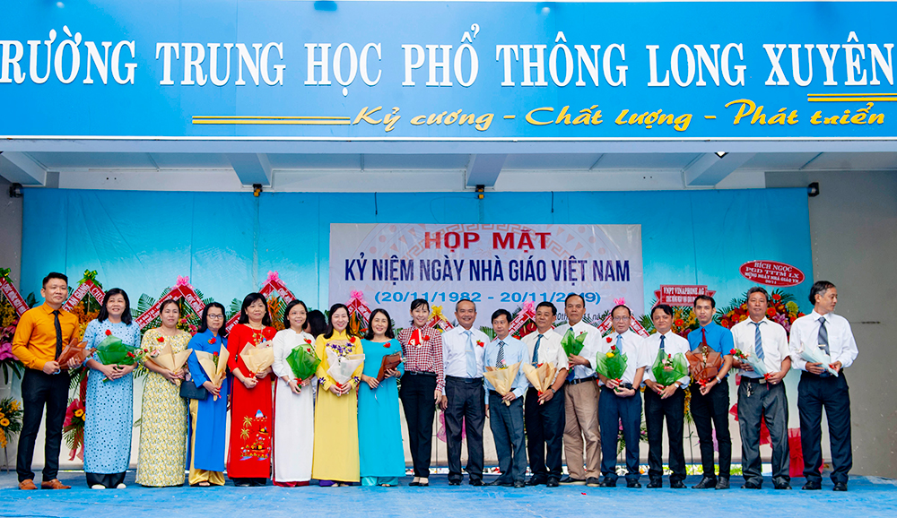 Trường THPT Long Xuyên kỷ niệm ngày Nhà giáo Việt Nam 20-11 và 44 năm thành lập Trường THPT Long Xuyên kỷ niệm ngày Nhà giáo Việt Nam 20-11 và 44 năm thành lập