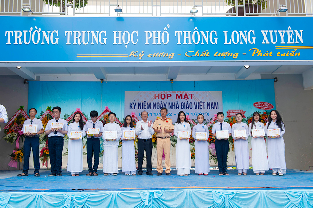 Trường THPT Long Xuyên kỷ niệm ngày Nhà giáo Việt Nam 20-11 và 44 năm thành lập Trường THPT Long Xuyên kỷ niệm ngày Nhà giáo Việt Nam 20-11 và 44 năm thành lập
