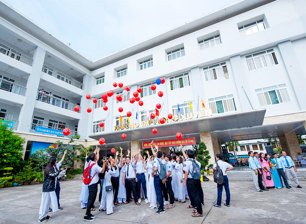 Trường THPT Long Xuyên kỷ niệm ngày Nhà giáo Việt Nam 20-11 và 44 năm thành lập Trường THPT Long Xuyên kỷ niệm ngày Nhà giáo Việt Nam 20-11 và 44 năm thành lập