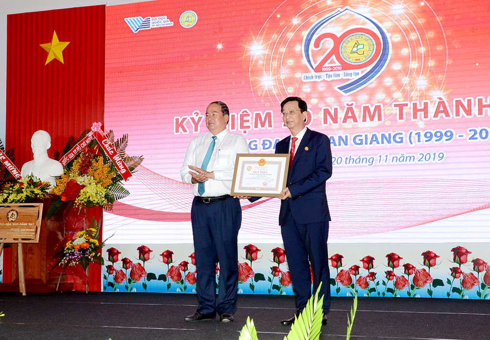 Trường Đại học An Giang kỷ niệm 20 năm thành lập và mừng ngày Nhà giáo Việt Nam Chủ tịch UBND tỉnh Nguyễn Thanh Bình trao Huy hiệu “Vì sự nghiệp xây dựng và phát triển tỉnh An Giang” cho PGS.TS Võ Văn Thắng