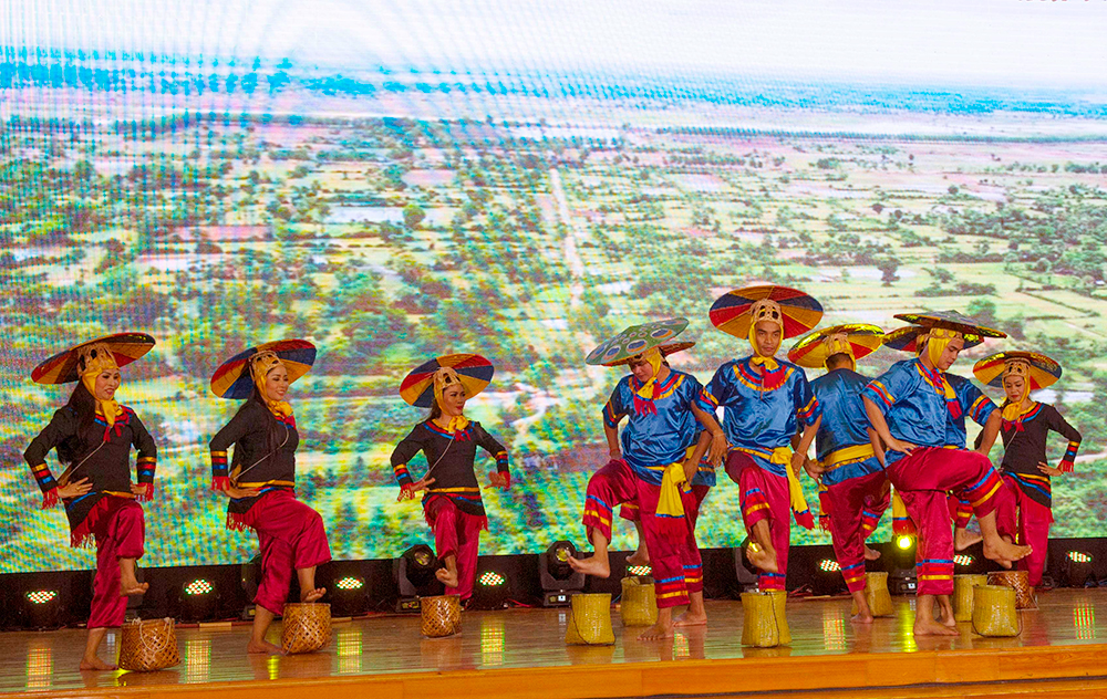 Đoàn nghệ thuật quốc gia Campuchia biểu diễn tại An Giang Đoàn nghệ thuật quốc gia Campuchia biểu diễn tại An Giang