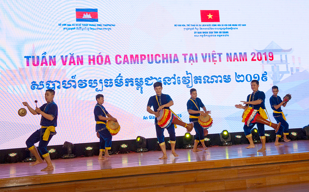 Đoàn nghệ thuật quốc gia Campuchia biểu diễn tại An Giang Đoàn nghệ thuật quốc gia Campuchia biểu diễn tại An Giang