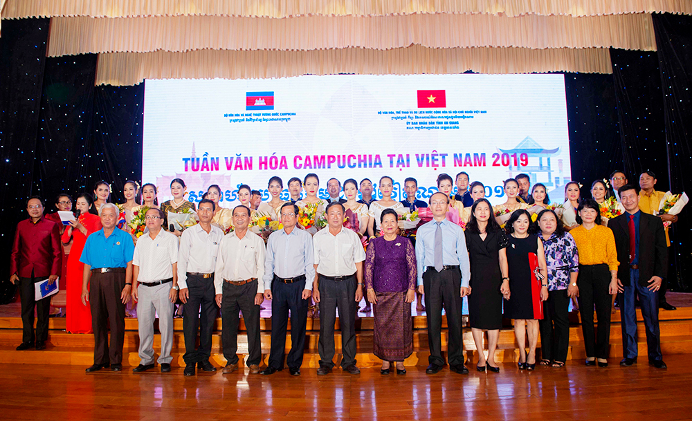 Đoàn nghệ thuật quốc gia Campuchia biểu diễn tại An Giang Đoàn nghệ thuật quốc gia Campuchia biểu diễn tại An Giang